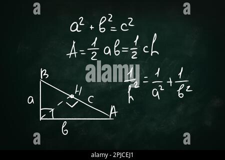 Le formule di base dell'area del triangolo e il teorema di Pitagora scritto sulla lavagna Foto Stock