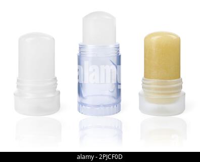 Set con diversi deodoranti all'allume di cristallo naturale su sfondo bianco Foto Stock