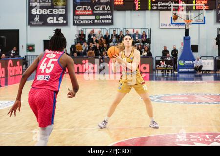 Campobasso, Italia. 01st Apr, 2023. Cubaj Lorela di Venezia in azione durante la finale - Famila Weber Schio vs Umana Reyer Venezia, Basket Italian Women Cup a Campobasso, Italia, Aprile 01 2023 Credit: Independent Photo Agency/Alamy Live News Foto Stock