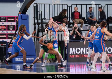 Campobasso, Italia. 30th Mar, 2023. Howard Rhyne del Team Famila Wuber Schio (L) e Anigwe Kristine del Team Ragusa Passalacqua (C) in azione durante il quarto di finale femminile otto della Coppa Italia 2023. Il Team Famila Wuber Schio ha battuto il Team Passalacqua Ragusa con un punteggio di 87 - 80 all'Arena la Molisana. (Foto di Elena Vizzoca/SOPA Images/Sipa USA) Credit: Sipa USA/Alamy Live News Foto Stock