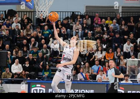 Campobasso, Italia. 30th Mar, 2023. Dojkic Ivana di Virtus Segafredo Bologna in azione durante il quarto di finale femminile otto della Coppa Italia 2023. Il Team la Molisana Magnolia Campobasso ha perso la partita contro il Team Virtus Segafredo Bologna con un punteggio di 71 - 96 all'Arena la Molisana. Credit: SOPA Images Limited/Alamy Live News Foto Stock