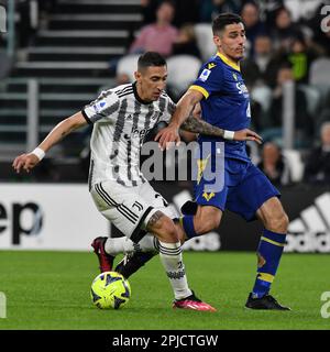 Torino, Italia. 1st Apr, 2023. Angel di Maria (L) del FC Juventus con Davide Faraoni di Hellas Verona durante una Serie A Football Match tra FC Juventus e Hellas Verona a Torino, Italia, il 1 aprile 2023. Credit: Fabrizio Conte/Alamy Live News Foto Stock