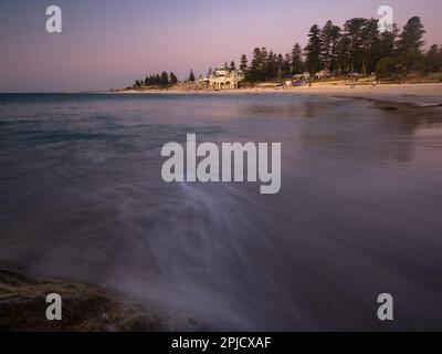 Tramonto sulla spiaggia di Cottesloe nell'Australia Occidentale. Cottesloe Beach si trova appena a nord di Perth. Foto Stock