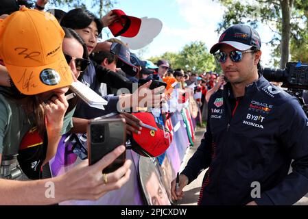 Melbourne, Australia. 02nd Apr, 2023. Sergio Perez (MEX) Red Bull Racing con gli appassionati. Gran Premio d'Australia, domenica 2nd aprile 2023. Albert Park, Melbourne, Australia. Credit: James Moy/Alamy Live News Foto Stock