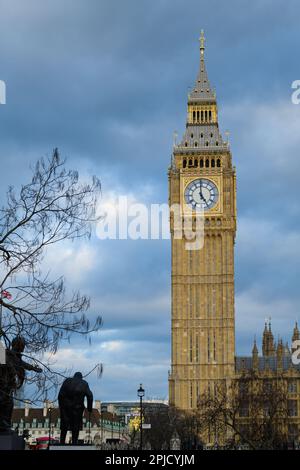 Londra, Regno Unito -27 febbraio 2023;Elizabeth Tower alle Houses of Parliament di Londra contro il cielo nuvoloso alle ore 5 Foto Stock