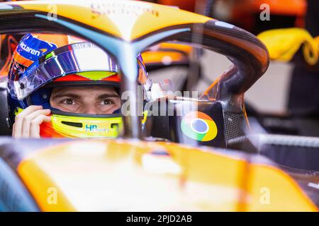 Melbourne, Australia. 01st Apr, 2023. Oscar Piastri d’Australia guida la McLaren MCL36 (81) durante le prove finali in vista del Gran Premio d’Australia F1 sul circuito di Albert Park Grand Prix. Credit: SOPA Images Limited/Alamy Live News Foto Stock