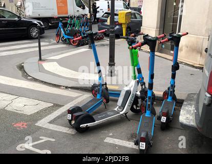 Parigi, Francia. 31st Mar, 2023. Gli e-scooters di tre fornitori differenti sono parcheggiati in spazi di parcheggio designati. I residenti di Parigi potranno votare in un referendum popolare il 02 aprile 2023, per decidere se mantenere o abolire il noleggio di scooter elettronici in città. (Al dpa 'Parisians Vote on the Future of e-scooters') Credit: Michael Evers/dpa/Alamy Live News Foto Stock