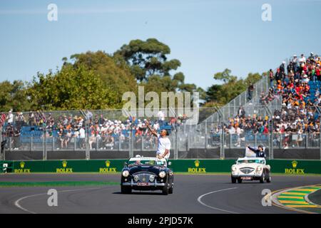 Melbourne, Australia, 2 aprile 2023. Lewis Hamilton (44) guida per il Team Mercedes-AMG PETRONAS F1 durante la sfilata dei piloti al Gran Premio d'Australia di Formula uno del 02 aprile 2023, al circuito Grand Prix di Melbourne ad Albert Park, Australia. Credit: Dave Hewison/Speed Media/Alamy Live News Foto Stock