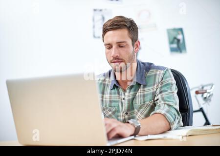 Lavorando diligentemente sul suo sogno Foto Stock