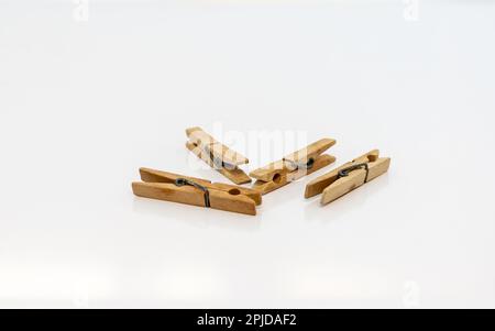 Clothespins di legno su sfondo isolato bianco Foto Stock