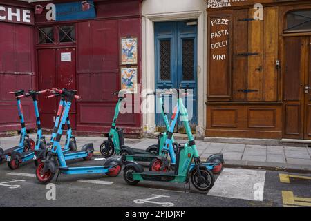 E-scooter parcheggiati per la strada a Parigi, Francia. Marzo 24, 2023. Foto Stock