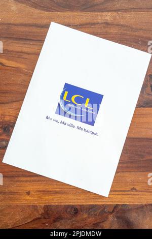 Bordeaux , Aquitaine France - 03 31 2023 : LCL banque logo segno e testo del marchio banca francese cartoncino cartella camicia Foto Stock
