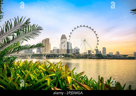 Splendido skyline di Marina Bay, del Ponte Benjamin Sheares e del Singapore Flyer a Singapore. Foto Stock