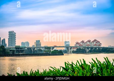 Skyline panoramico di Marina Bay, Ponte Benjamin Sheares, Stadio, Costa Rhu e Tanjong Rhu quartiere a Singapore. Foto Stock