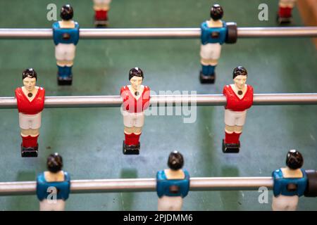 gioco di calcio da tavolo con giocatore rosso e blu Foto Stock
