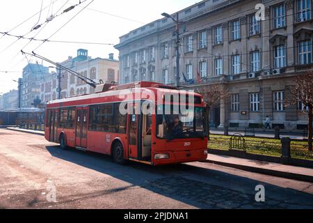 Tram rosso parcheggiato Foto Stock
