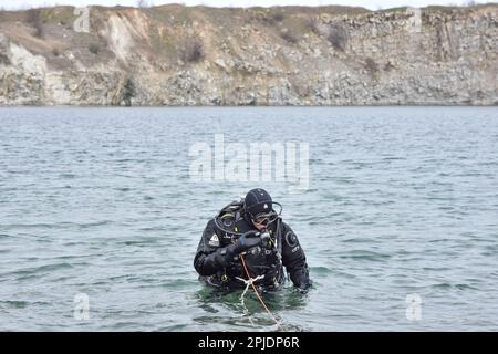 Uno zaffiro ucraino ispeziona il lago durante lo sminamento di un lago nella regione di Zaporizhzhia. Il Ministero degli Affari interni dell'Ucraina richiede attrezzature pesanti da partner internazionali per demolire e rifornire le proprie unità, come ha affermato il Ministro degli Affari interni secondo Ukrinform. In Ucraina, tutte le zone in cui si sono combattuti sono considerate contaminate da esplosivi. Secondo le stime della Bomb Disposal Experts Association, questo ammonta a 139.000 kmq In altre parole, un quinto del territorio del paese deve essere ispezionato. Foto Stock