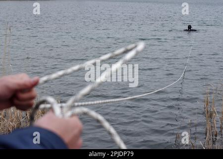 Uno zaffiro ucraino ispeziona il lago durante lo sminamento di un lago nella regione di Zaporizhzhia. Il Ministero degli Affari interni dell'Ucraina richiede attrezzature pesanti da partner internazionali per demolire e rifornire le proprie unità, come ha affermato il Ministro degli Affari interni secondo Ukrinform. In Ucraina, tutte le zone in cui si sono combattuti sono considerate contaminate da esplosivi. Secondo le stime della Bomb Disposal Experts Association, questo ammonta a 139.000 kmq In altre parole, un quinto del territorio del paese deve essere ispezionato. Foto Stock