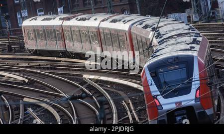 Amburgo, Germania. 02nd Apr, 2023. Un treno S-Bahn parte dalla stazione centrale di Amburgo. Le vendite anticipate per il Deutschlandticket iniziano il 3 aprile. Credit: Markus Scholz/dpa/Alamy Live News Foto Stock