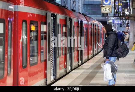 Amburgo, Germania. 02nd Apr, 2023. Un treno S-Bahn è parcheggiato presso la stazione centrale di Amburgo. Le vendite anticipate per il Deutschlandticket iniziano il 3 aprile. Credit: Markus Scholz/dpa/Alamy Live News Foto Stock