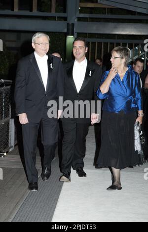 Kevin Rudd, primo ministro dell'Australia (estrema sinistra) e Andrew o'Keefe Una cena di gala in cui si rincorrono i fondi di una cravatta bianca si tiene a Doltone House in aiuto della Giornata del nastro Bianco, la giornata internazionale per l'eliminazione della violenza contro le donne che si tiene il 25th novembre di ogni anno. Nicole Kidman, Ambasciatrice del White Ribbon Day, ha tenuto un discorso preregistrato alla folla riunita e ha inviato i suoi genitori all'evento al suo posto. Sydney, Australia - 10.09.09 Foto Stock