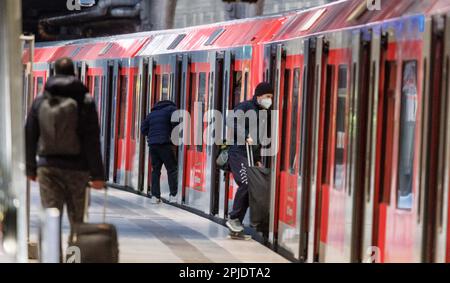 Amburgo, Germania. 02nd Apr, 2023. I passeggeri salendo a bordo di un treno S-Bahn alla stazione centrale di Amburgo. Le vendite anticipate per il Deutschlandticket iniziano il 3 aprile. Credit: Markus Scholz/dpa/Alamy Live News Foto Stock