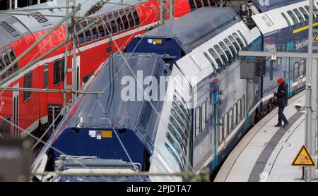 Amburgo, Germania. 02nd Apr, 2023. Due treni regionali sono parcheggiati presso la stazione centrale di Amburgo. Le vendite anticipate per il Deutschlandticket iniziano il 3 aprile. Credit: Markus Scholz/dpa/Alamy Live News Foto Stock