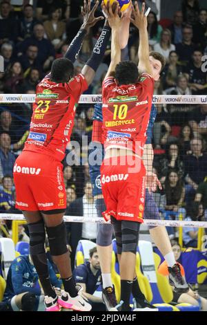 Verona, Italia. 01st Apr, 2023. MONSTE BLOCK MARLONT YANT (Cucine Lube Civitanova) e CHINENYEZE BARTHELEMY (Cucine Lube Civitanova) durante il Play Off - WithU Verona vs Cucine Lube Civitanova, Volley Serie A Men Superleague Championship a Verona, Italy, April 01 2023 Credit: Independent Photo Agency/Alamy Live News Foto Stock