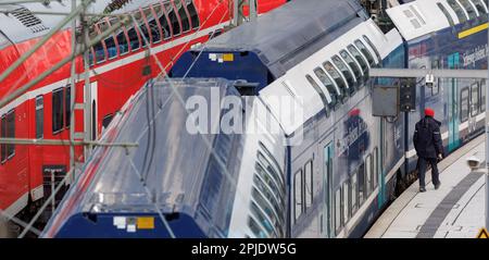 Amburgo, Germania. 02nd Apr, 2023. Due treni regionali sono parcheggiati presso la stazione centrale di Amburgo. Le vendite anticipate per il Deutschlandticket iniziano il 3 aprile. Credit: Markus Scholz/dpa/Alamy Live News Foto Stock