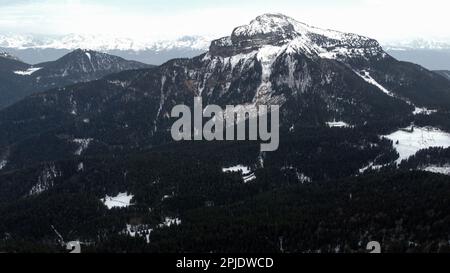 Vista del drone del paesaggio Chartreuse, su un tardo pomeriggio nebbia, Balme de l'air, Saint-Pierre de Chartreuse, Isere, Francia Foto Stock