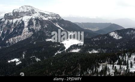 Vista del drone del paesaggio Chartreuse, su un tardo pomeriggio nebbia, Balme de l'air, Saint-Pierre de Chartreuse, Isere, Francia Foto Stock