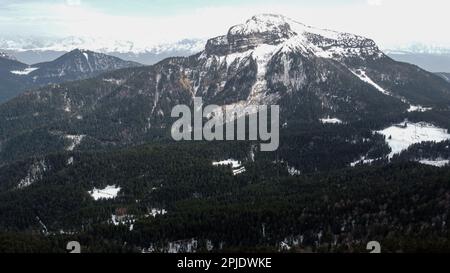 Vista del drone del paesaggio Chartreuse, su un tardo pomeriggio nebbia, Balme de l'air, Saint-Pierre de Chartreuse, Isere, Francia Foto Stock