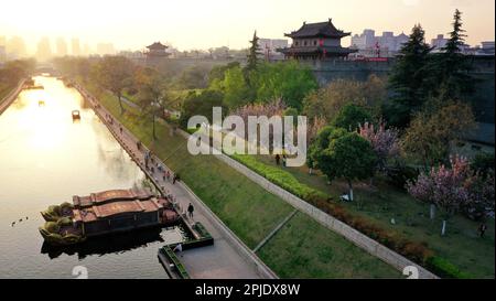 XI'an. 1st Apr, 2023. Questa foto aerea scattata il 1 aprile 2023 mostra lo scenario al tramonto dell'antica cinta muraria della città di Xi'an, nella provincia Shaanxi della Cina nord-occidentale. Credit: Liu Xiao/Xinhua/Alamy Live News Foto Stock