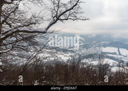 Ostravice villaggio dal punto di vista Medvedi skala in inverno Moravskoslezske Beskydy montagne nella repubblica Ceca Foto Stock