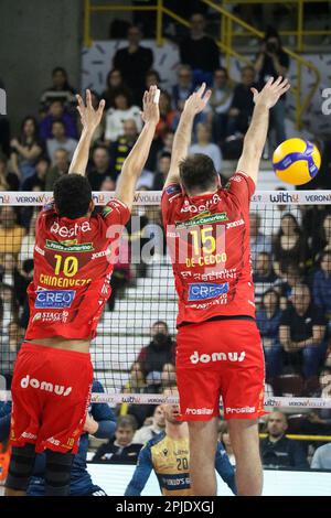 Verona, Italia. 01st Apr, 2023. MONSTER BLOCK CHINENYEZE BARTHELEMY (Cucine Lube Civitanova) e LUCIANO DE CECCO (Cucine Lube Civitanova) durante il Play Off - WithU Verona VS Cucine Lube Civitanova, Volley Campionato Italiano Serie A Men Superleague a Verona, Italia, Aprile 01 2023 Credit: Agenzia indipendente per le foto/Alamy Live News Foto Stock