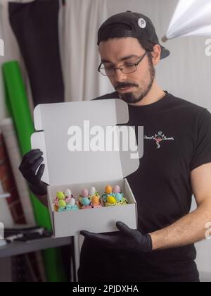 gruppo di muffin fatti a mano con confetti e uova al cioccolato Foto Stock