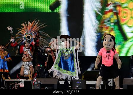 Città del Messico, Messico. 1st Apr, 2023. Il gruppo musicale messicano di cumbia andina, Los Askis, al concerto gratuito nello Zocalo di Città del Messico. Il 1 aprile 2023 a Città del Messico, Messico (Credit Image: © Luis Barron/eyepix via ZUMA Press Wire) SOLO PER USO EDITORIALE! Non per USO commerciale! Foto Stock