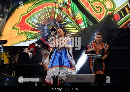 Città del Messico, Messico. 1st Apr, 2023. Il gruppo musicale messicano di cumbia andina, Los Askis, al concerto gratuito nello Zocalo di Città del Messico. Il 1 aprile 2023 a Città del Messico, Messico (Credit Image: © Luis Barron/eyepix via ZUMA Press Wire) SOLO PER USO EDITORIALE! Non per USO commerciale! Foto Stock