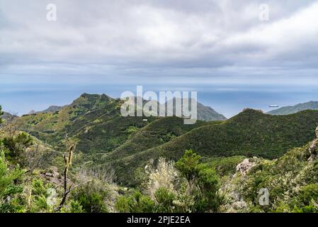 Vista sulle montagne nel parco nazionale di Anaga, Tenerife, Spagna, il giorno di marzo Foto Stock