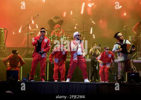 Città del Messico, Messico. 1st Apr, 2023. Il gruppo musicale Kumbia Kings al concerto gratuito dello Zocalo a Città del Messico. Il 1 aprile 2023 a Città del Messico, Messico (Credit Image: © Luis Barron/eyepix via ZUMA Press Wire) SOLO PER USO EDITORIALE! Non per USO commerciale! Foto Stock