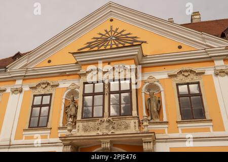 Finestra barocca nel centro storico di Gyor, Ungheria. Gyor ha una bella città vecchia barocca. Foto Stock