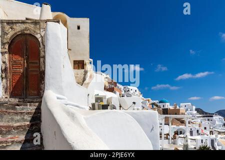 splendida isola con acque cristalline, villaggi pittoreschi e storia affascinante. IOA: Famosa per le sue chiese dalle cupole blu e la vista mozzafiato Foto Stock