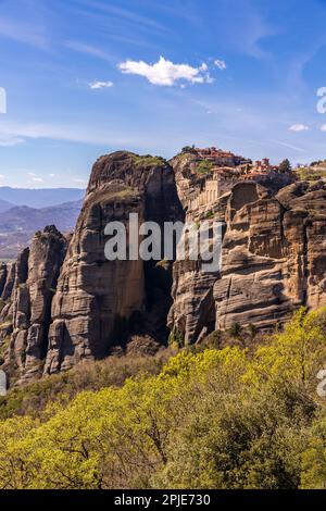 Meteora è un sito patrimonio dell'umanità dell'UNESCO situato nel centro della Grecia. Questa destinazione unica è famosa per le sue formazioni rocciose che si innalzano in alto Foto Stock