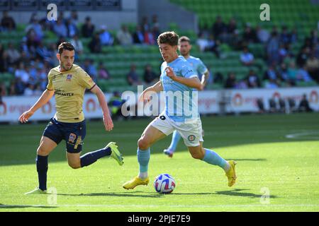 MELBOURNE, AUSTRALIA. 2 aprile 2023, Melbourne City / Newcastle Jets all'AAMI Park. Jordan Bos affronta un difensore dei Newcastle Jets mentre si spinge in avanti verso Goal durante lo scontro City v Jets all'AAMI Park di domenica, il gioco si è concluso 1-1 dopo un obiettivo Injury Time da Max Caputo di Melbourne. Credit: Karl Phillipson/Alamy Live News Foto Stock