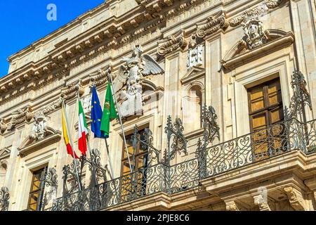 Facciata con balconi riccamente decorati in stile barocco del Palazzo del Vermexio in Piazza Duomo sull'isola di Ortigia. Siracusa, Sicilia, Italia Foto Stock