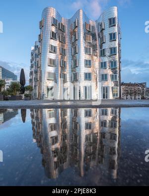 DUSSELDORF, GERMANIA - 25 MARZO 2023: Immagine panoramica degli edifici moderni nel porto dei media di Dusseldorf il 25 marzo 2023 in Germania, Europa Foto Stock