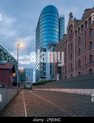 DUSSELDORF, GERMANIA - 25 MARZO 2023: Immagine panoramica degli edifici moderni nel porto dei media di Dusseldorf il 25 marzo 2023 in Germania, Europa Foto Stock