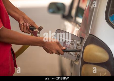 Karachi pakistan 2021, gas CNG ugello di riempimento del gas in un'automobile, prezzi del carburante, stazioni di benzina in pakistan, profondità poco profonda di campo Foto Stock