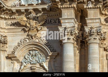 Dettagli architettonici e decorativi della Cattedrale della Natività di Maria Santissima, Cattedrale di Siracusa. Siracusa, Sicilia, Italia, Europa Foto Stock