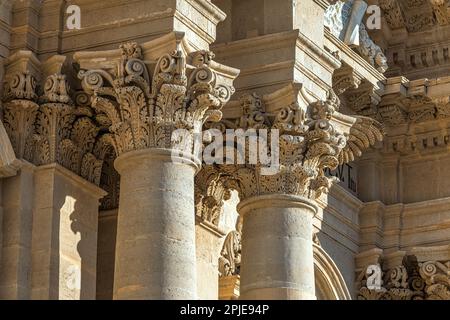 Dettagli architettonici e decorativi della Cattedrale della Natività di Maria Santissima, Cattedrale di Siracusa. Siracusa, Sicilia, Italia, Europa Foto Stock